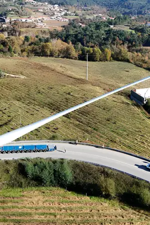 Transporte de pás eólicas de 85 metros pelas estradas do Minho.